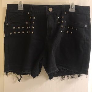 1822 Denim black studded shorts